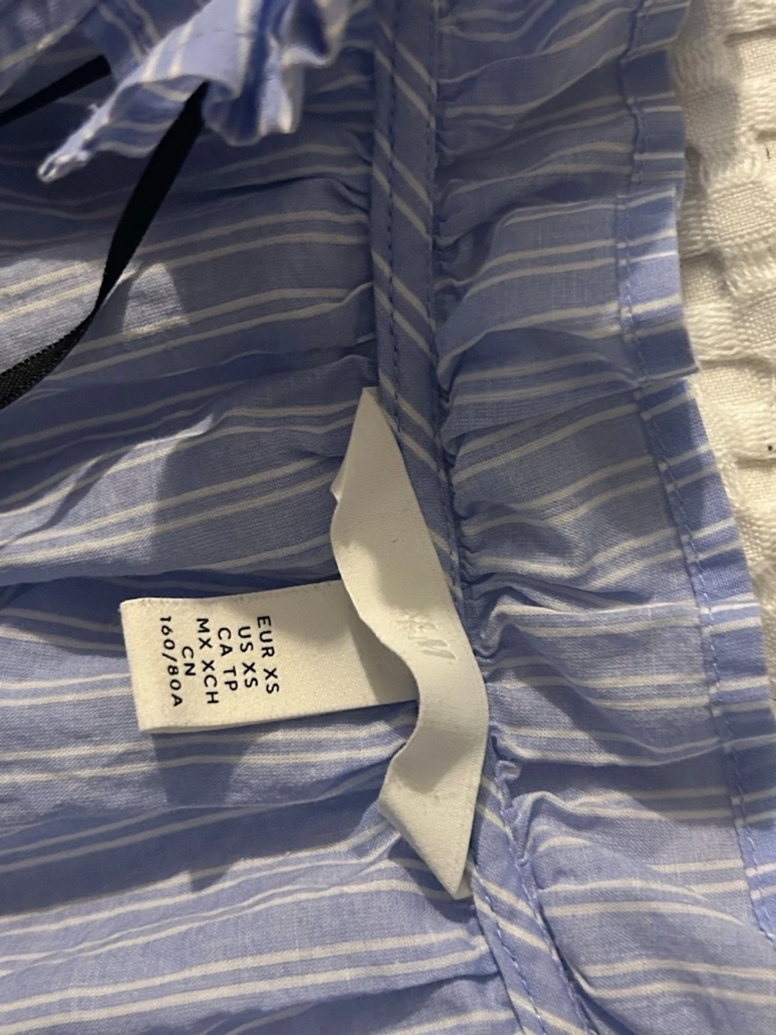 Blårandig blus med volangdetaljer - 1