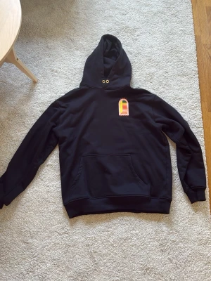 Casablanca  Hoodie - Casablanca hoodie köpt på farfetch under rea för 2500. Storlek XXL men är små i storleken och inga snören då de var slitna från början så dragit ur dom. Pris kan diskuteras😄