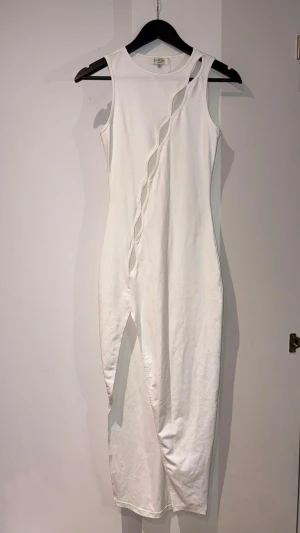 Vit maxi klänning med thigh slit och cut-out - Helt ny! 