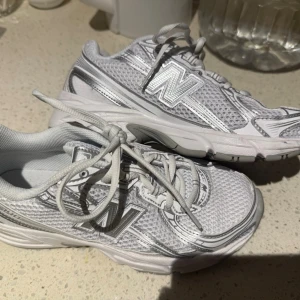 New Balance 740 - New Balance i modellen 740. De är tekniskt sett helt nya, använda tre gånger. Säljer då jag tyvärr insett att de är för stora för mig… De är i storlek 37, vilket är någon storlek för stor för mig. Nypris är 1499kr. Vid frågor eller om ni vill ha fler bilder är det bara att kontakta mig 🤍