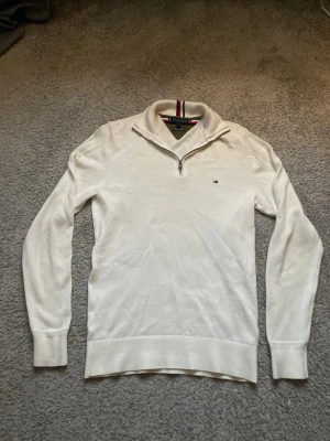 Stickad Hilfiger half zip - Tja, säljer nu min stickade halfzip ifrån Hilfiger. Den är i sjukt bra skick (9/10). Använd varsamt vilket gör att den är i så bra skick! Priset är såklart inte hugget i sten och kan tänka mig att gå ner lite grann! Hör av er vid minsta lilla fundering! Ny pris: 1399kr, Mitt pris: 349