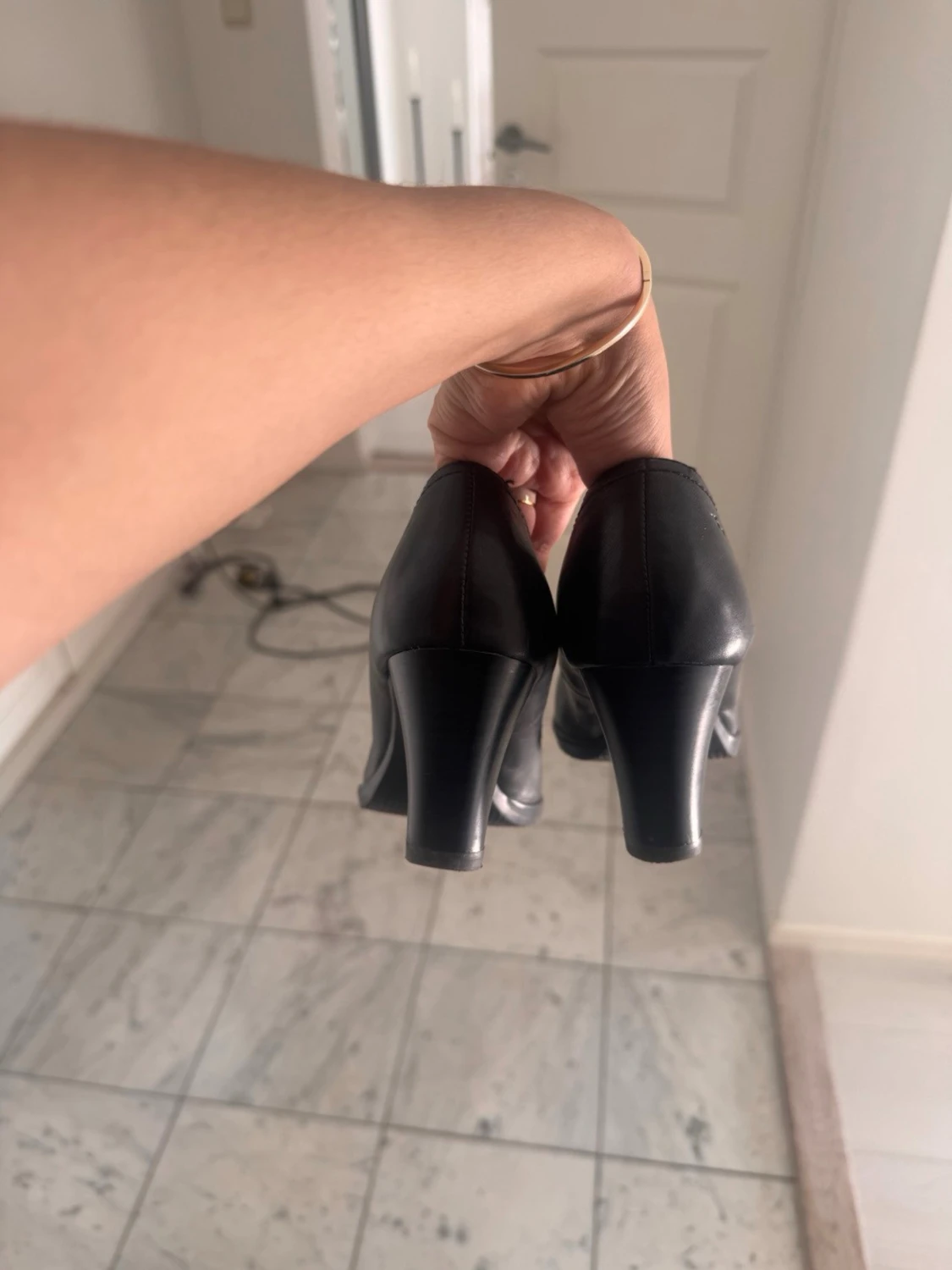 Svarta klassiska pumps med blockklack - 1