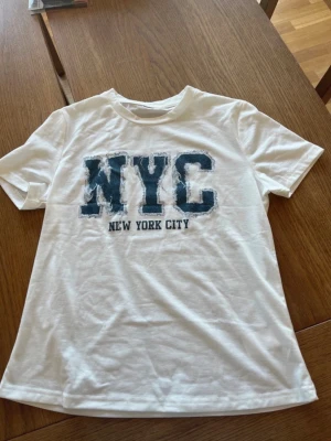 As cool t-shirt - Säljer denna as coola t shirten med trycket NYC då den ej kommer till användning🩵 storlek S och är nästan som ny!