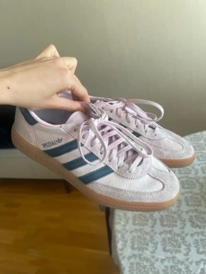 Adidas Spezial rosa sneakers - Adidas Spezial sneakers i ljusrosa mocka med mörkblå ränder. Knappt använda men lite smutsiga däremot inte försökt rengöra de på något sätt! 