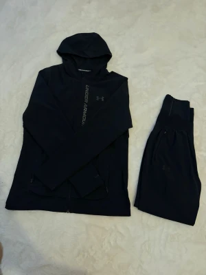 Under Armour Dress - Hej! Säljer nu min Under Armour dress, både tröjan och byxorna i storlek S och båda i svart färg, bra skick 8/10. Hör av er vid frågor eller vid intresse!😁