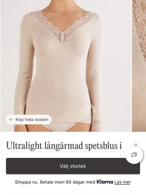 Beige Intimissimi tröja med spets. - Supersnygg beige blus med lång ärm och spetsdetaljer vid V-ringad hals och ärmslut. Tröjan är från Intimissimi och endast använd ca 3-6 gånger.