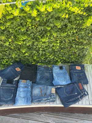 Mix av jeans i olika blå nyanser - Säljer nu dessa 9 märkes jeans (olika strl) Väldigt fint skick, förutom Replay jeansen, några defekter men är lagade o märks därav inte! Annars toppen skick! Nypris jeansen: ca 15 700kr Mitt pris för alla: 3279kr! - 3st Nudie  - 2 st Levis  - 1 st Dondup  - 1 st Tramarossa  - 1 st Meuw  - 1 st Replay  Detta är ett perfekt tillfälle om du vill börja resella & köpa in märkes jeans billigt! Hör av dig vid minsta fråga elr intresse! Alla byxor finns i profilen så checka där om ni vill ha mer bilder🙌