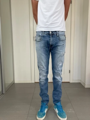 Replay Anbass Jeans - Säljer nu dessa Replay Anbass Jeans med snygga slitningar i populär design, skriv för fler bilder/frågor🙌🏼