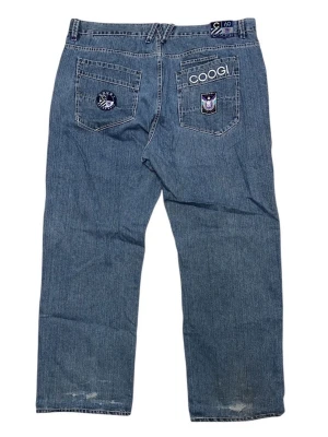 Coogi Baggy jeans - Coogi Baggy jeans. W48 fläckar (bild 3) dragkedja sönder (bild 4) [ytterbenslängd 128cm] [Innerbenslängd 91cm] [Midja 62cm] [Benöppning 30cm]