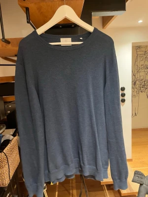 Stickad tröja från black - Storlek L, är 187 cm och den sitter bra på mig, säljer för att den inte kommer till användning 