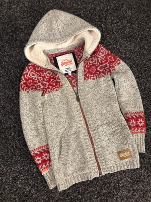 Stickad superdry cardigan ~ sällsynt modell - Säljer en sällsynt och eftertraktad cardigan ifrån Superdry. Skick 9/10 | storlek S | modell produceras ej längre och söks utav många. Kan även gå ner i pris vid snabb affär!