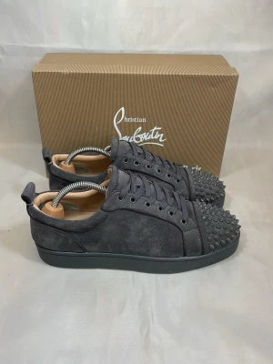 Christian Louboutin skor  - Christian Louboutin skor i storlek 43. Allt som syns på bilderna medföljer😁en spik är av men det är inget man märker alls. Vid mer frågor eller bilder är det bara att skriva!