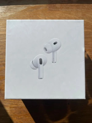 Hörlurar (nya) - MagSafe laddningsetui och USB-C. Trådlösa in-ear hörlurar i vit färg med smart design och brusreducering. Perfekt för musik, samtal och gaming. Laddningsetui ingår.