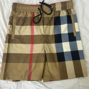 Burberry shorts  -  Säljer ett par helt nya Burberry shorts, aldrig använda.