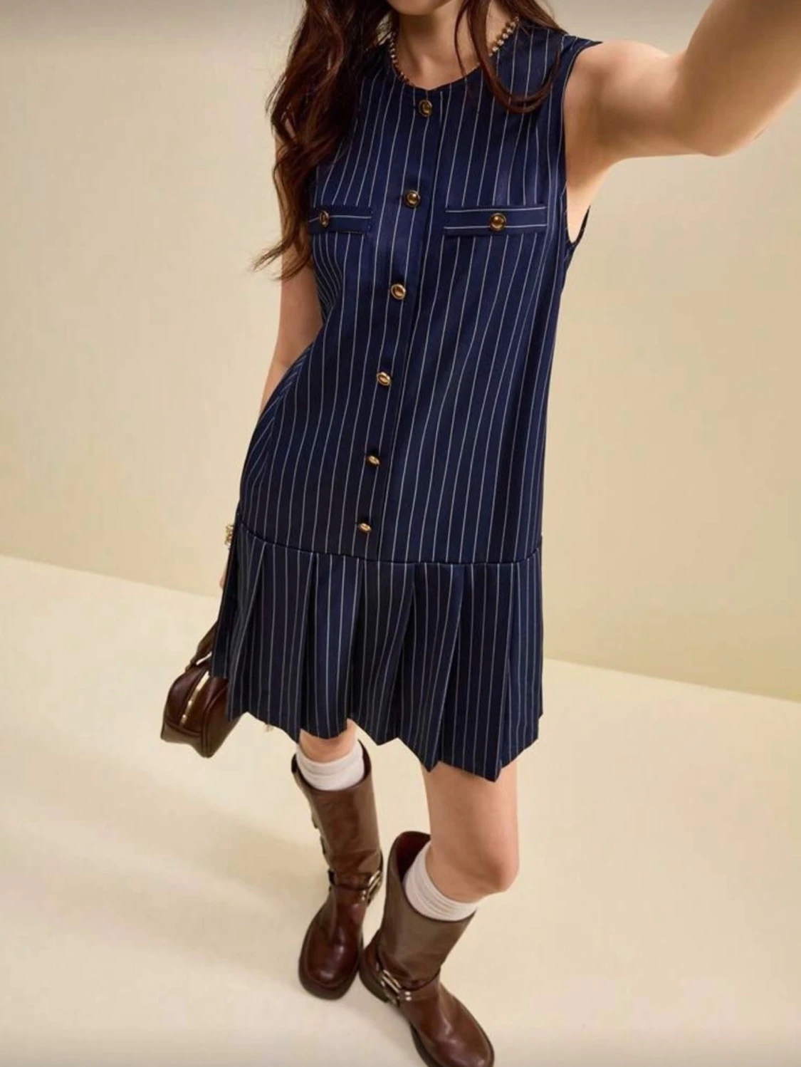 Marinblå ärmlös randig klänning med knappt 