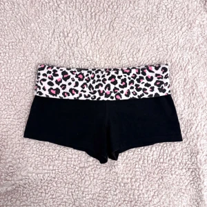 y2k fold over rosa leopard yoga shorts - väldigt söta i fint skick, justerbar vikning låg midja säljer enbart pga att de inte passar skickar inte med bring 