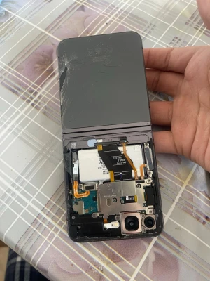 Samsung Galaxy Z Flip svart - Säljer en svart Samsung Galaxy Z Flip med vikbar design. Telefonen har en stor vikbar skärm och dubbla kameror på baksidan. Tillverkad i glas och metall med en modern, stilren look. Perfekt för dig som gillar smarta och kompakta mobiler. Lite sönder .