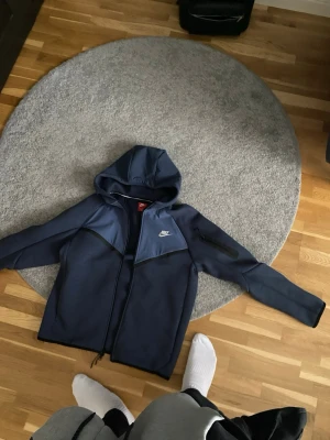 Tech fleece hoodie blå - Ny Tech fleece hoodie, blå, storlek M