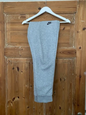 Nike tech byxor  - Säljer dessa Nike tech byxor som har knappt kommit till användning kommer i storlek S 170cm. Kom gärna fram med bud