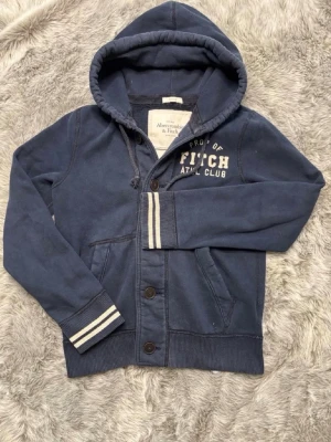 Abercrombie & fitch cardigan - Säljer denna sällsynta och mycket eftertraktade abercrombie & fitch hoodie. Storlek S. Mycket bra skick. 