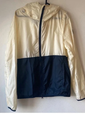Woolrich windbreaker  - Säljer en snygg woolrich windbreaker i riktigt fint skick. Använd fåtal gånger utan defekter!