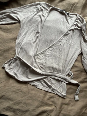 Beige yoga tröja  - Skit snygg passar både till en vardagsoutfit men och till en tränings outfit/springa ärenden. Jätte skönt material. 