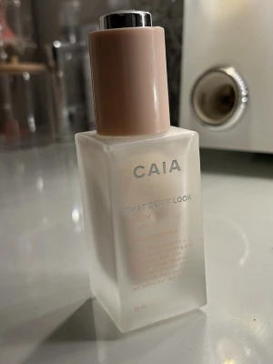CAIA That Dewy Look toner  - Säljer en CAIA That Dewy Look toner i en stilren, frostad glasflaska med beige lock och silverdetalj. Flaskan rymmer 30 ml och har en modern, minimalistisk design som passar perfekt på sminkbordet. Endast testad aldrig använd 