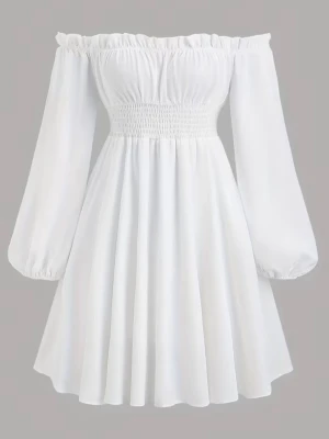 Vit offshoulder kortklänning - Söt vit kortklänning med offshoulder-design och långa puffärmar. Klänningen har smockad midja och volangkant upptill, vilket ger en feminin och trendig look. Perfekt för sommarens alla tillfällen.