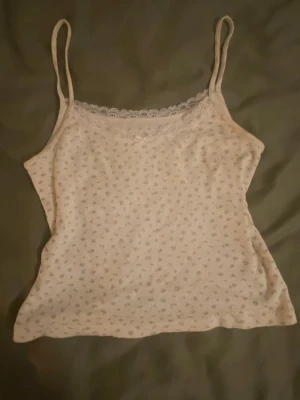 brandy melville topp  - mönstrad brandy melville topp med spets 