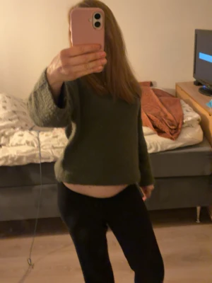 Olivgrön stickad tröja - Mysig olivgrön stickad tröja 