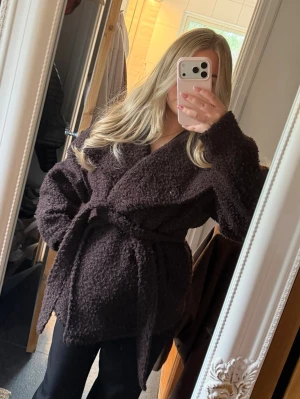 Teddy kappa  - Brun Teddy kappa från ginatricot, fint skick 