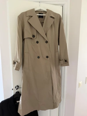 Beige trenchcoat från Zara  - Beige trenchcoat från Zara! Ej använd så den är som ny! Säljer då färgen inte riktigt passar mig 💕