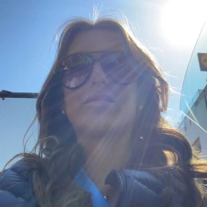 Bruna aviator solglasögon Ray-Ban - Säljer ett par klassiska aviator solglasögon från Ray-Ban i brun ton. Bågarna är i plast med en snygg mörkbrun färg och glasen är lätt tonade. Väldigt fint skick! Nypris kring 1500kr