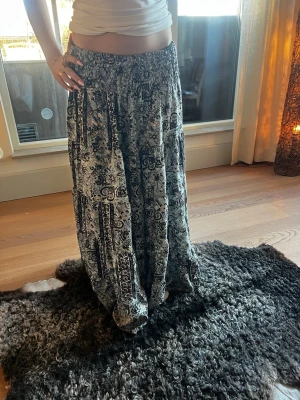 Svartvit långkjol med paisleymönster - Säljer en svartvit långkjol med paisleyinspirerat mönster. Från en butik i Visby som säljer egengjorda kjolar!