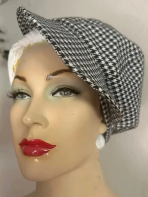 Svartvit vintagekeps i klassiskt hundtandsmönster – retro stil, one size, unisex - Svartvit keps i klassiskt hundtandsmönster med tydlig retrokänsla. Mjuk och bekväm passform med rundad skärm som ger en avslappnad men genomtänkt look. Lätt att matcha till både vardag och mer uppklädda outfits. Storlek: One size (något töjbar) Skick: Mycket fint begagnat skick  Priset är redan lågt så jag prutar inte, men erbjuder bra rabatt vid köp av flera saker. Rensar garderoben – kolla gärna mina andra annonser!  