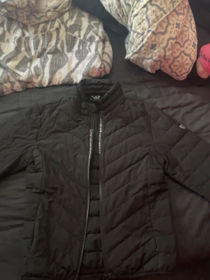 Svart dunjacka från Armani  - Svart armani jacka knappt använd storlek S 
