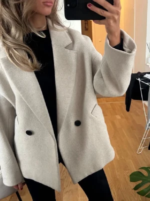 Beige kavaj liknande kappa - Jätte fin kappa ifrån lindex. Är en S men sitter som en M då den är lite overzize🩷