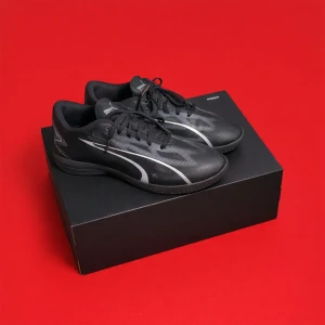 Puma Inomhus Fotbollsksor  - Säljer ett par snygga Puma inomhus fotbollsskor i storlek 40. Använda endast 1–2 gånger, så de är i väldigt bra skick (nästan som nya). Perfekta för futsal/indoor – bra grepp, lätta och bekväma. Kommer tyvärr inte med originalbox, men skickas i en annan box. 💬 Skriv vid frågor eller fler bildernoch skicka gärna prisförslag!