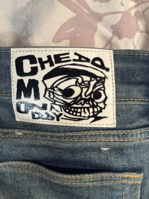 Ljusblå jeans från Cheap Monday/weekday - Säljer ett par klassiska ljusblå jeans från Cheap Monday med deras ikoniska döskallemärke bak. Jeansen har raka ben. Perfekta för stockholmstil. PRIS KAN DISKUTERAS!!
