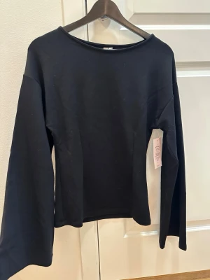 Svart långärmad topp från Nelly - En stilren svart långärmad topp från Nelly med rund halsringning. Toppen är helt oanvänd med prislapp, inga defekter alls. Orginalpris :349. Pris kan diskuteras vid snabbaffär🩷🩷🩷