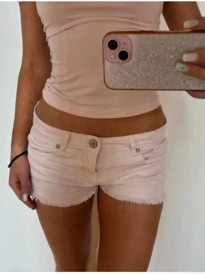 Ljusrosa lågmidjade shorts - Så snygga lågmidjade ljusrosa shorts! Midjemått rakt över: 39. Jag är 168 och det är mina bilder, köp via köp nu direkt eller Swish, kvar tills markerad som såld 💖 