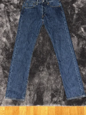 Levis 501 - Levis 501 blå. Storlek W29,L32. Använda 2 gånger.
