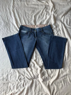 Vintage jeans - Skitsnygga vintage jeans. Dem är lite stretchiga men det är inte mycket. Jag är öppen för prisförslag! Midja: 41 cm innerbenslängden: 79 cm