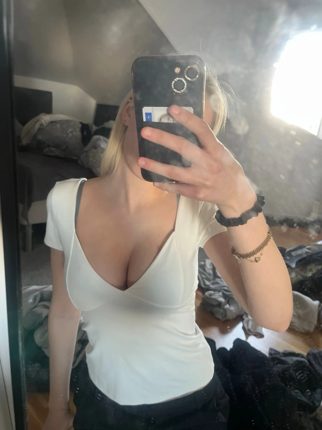 Vit v-ringad topp med kort ärm