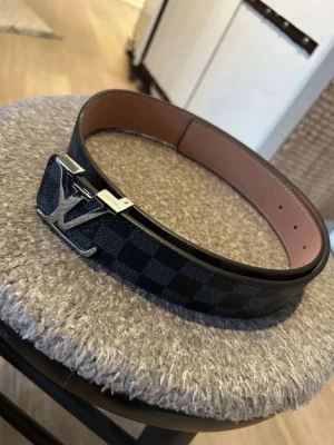 L V bälte  - Stilrent bälte som inte passar längre!