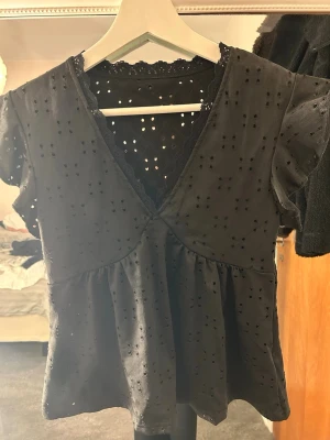 Svart topp - En svart topp i ett mycket bra skick. Från SHEIN så pris går att diskuteras!💕