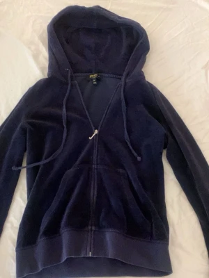 Marinblå kofta från juicy couture  - Vintage juicy couture kofta helt okej skick 