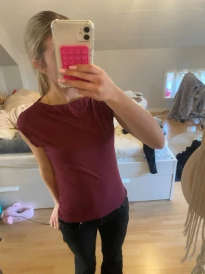 Vinröd topp - Säljer en enkel och stilren vinröd topp med båtringning. Toppen har en tight passform och är perfekt att matcha med både jeans och kjol. 
