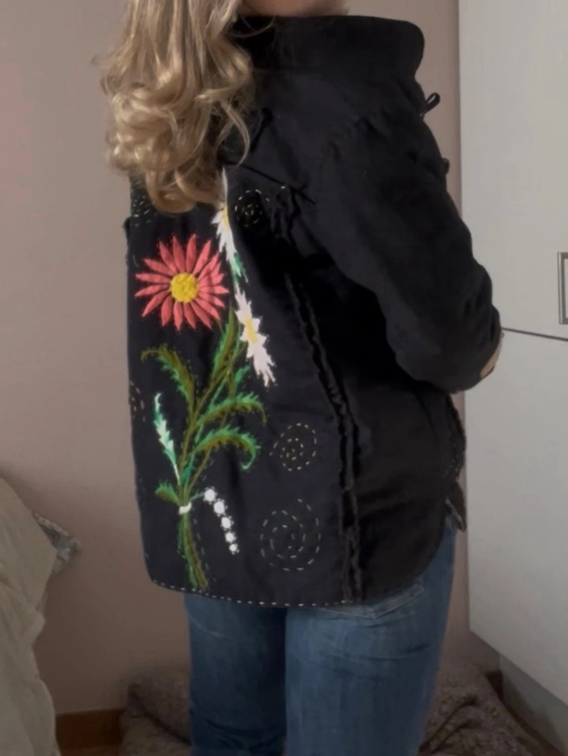 Svart jacka med blommor - 3
