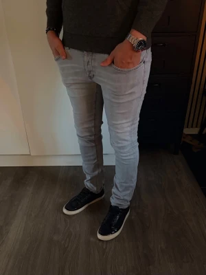 Dondup jeans grå - Dondup jeans grå (George Slimfit). Modellen-182cm80kg